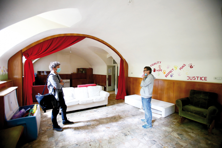 Obdachlos in Zeiten von Corona: Einer, der die Situation bestens kennt, ist Paul Tschigg. Seit vielen Jahren engagiert er sich beim Vinzibus, der Essensausgabe für obdachlose Menschen. Markus Larcher hat ihn im Winterhaus in Bozen getroffen und ein Porträt über ihn geschrieben. Obdachlos in Zeiten von Corona