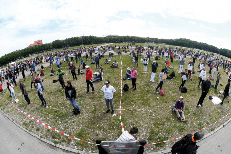 Demonstrationen gegen Corona-Beschränkungen: In mehreren europäischen Städten haben am vergangenen Wochenende Tausende Menschen protestiert – darunter auch viele Verschwörungstheoretiker. Im Bild die Demo auf der Theresienwiese in München. Theresienwiese in München