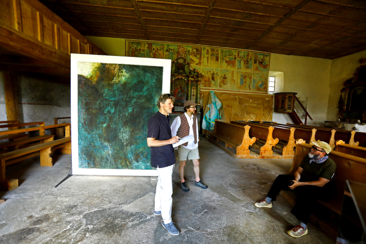 Markus Larcher war in der vergangenen Woche im Vinschgau unterwegs und hat bei der Ausstellung +/-Folk (in zwei Bunkern und einer Kirche) viel Kunst genossen: Kurator Daniel Costa (mit Weste) und Initiator Othmar Prenner (sitzend) erklären, was das Konzept der Ausstellung ist, im Hintergrund ein Bild von Jörg Hofer.
Markus Larcher mit Daniel Costa und Othmar Prenner