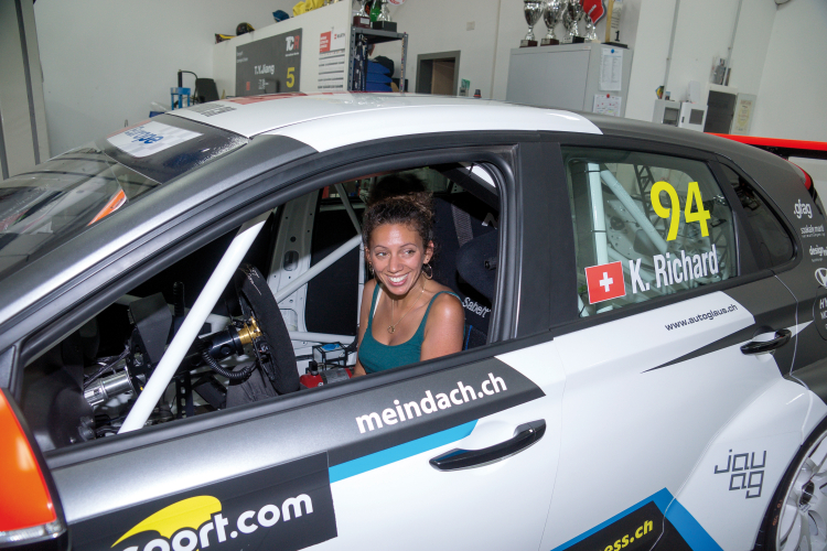 Im Motorsportwagen:
Dunja Smaoui hat Walter Gummerer in Andrian besucht. Gemeinsam mit seinen beiden Söhnen ist dieser offiziell ins
Motorsport-Business eingestiegen – und hat es bis an die Spitze der Weltmeisterschaft
geschafft. Dunja Smaoui