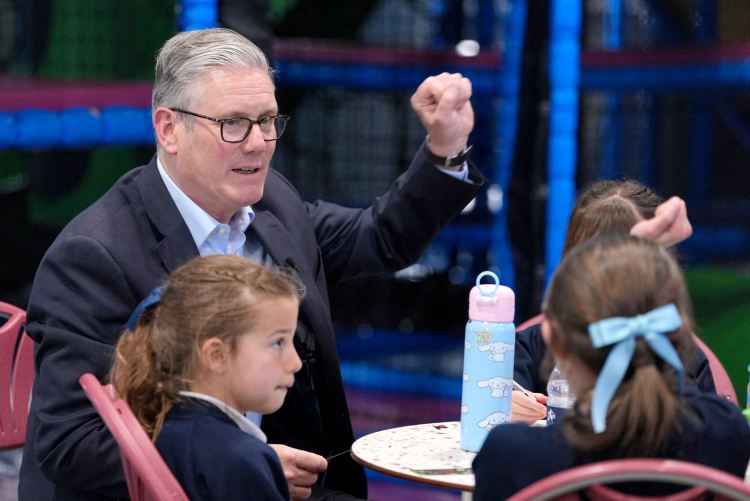 Keir Starmer, der englische Premier, gibt sich hier vor Kindern kämpferisch: 2024 gewann er die Wahlen haushoch, zwei Jahre später ist er der unopopulärste Politiker des Landes – und
kurz vor dem Abgang. Keir Starmer