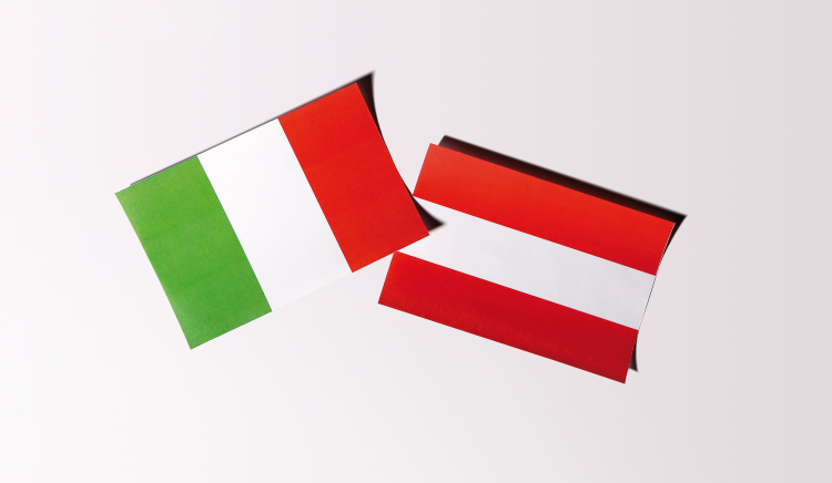 Italienische und österreichische Flagge