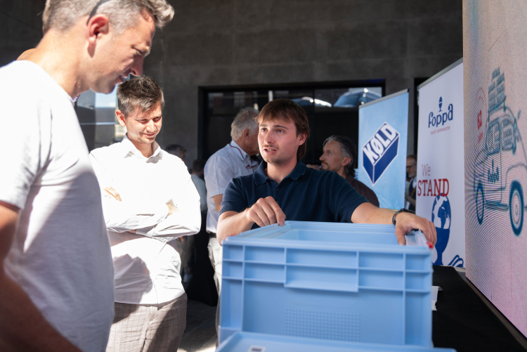 Juri Foppa (Bildmitte) hat zusammen mit Daniel Zanotelli die Mehrwegbox für den Transport von Fischware entwickelt.
