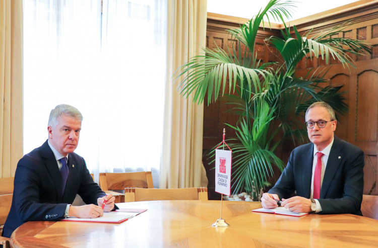 Sparkassen-Generaldirektor Nicola Calabrò (links) und
Vertriebsdirektor Moritz Moroder: „Seit Freitag rigoros.“ Sparkassen-Generaldirektor Nicola Calabrò (links) und Vertriebsdirektor Moritz Moroder: „Seit Freitag rigoros.“