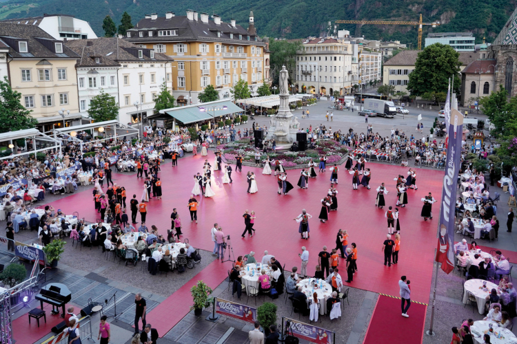 Waltherplatz und die Tanzenden