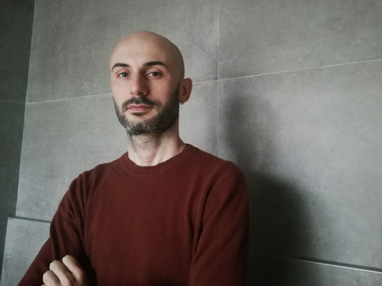 Alessandro Gazzoli, scrittore e insegnante, esplora nei suoi libri le zone d’ombra della storia e le contraddizioni del presente.
