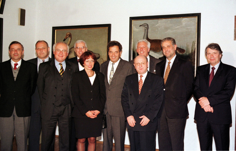 Langjährige Freunde: Schausberger (3. v. links) bei einem Arge-Alp-Treffen 1997 mit Luis Durnwalder (2. von links) und dem damaligen Tiroler Landeshauptmann Wendelin Weingartner (Mitte). Arge-Alp-Treffen 1997