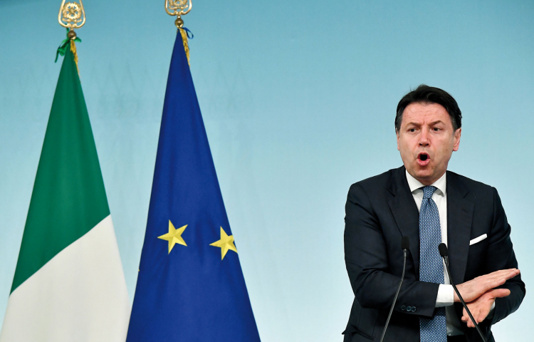 Ministerpräsident Giuseppe Conte hat ganz Italien zum Corona-Risikogebiet erklärt. Er möchte, dass alle Menschen zu Hause bleiben; die soziale Isolation soll die weitere Ausbreitung des Virus verhindern. Ministerpräsident Giuseppe Conte