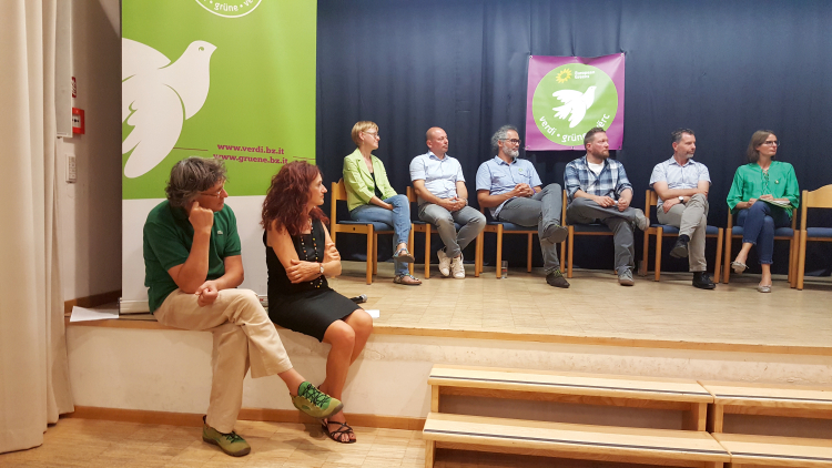 Wie geht Erfolg? Die Grünen und ihre Spitzenkandidaten (v.li.n.re.): Riccardo Dello Sbarba, Brigitte Foppa, Corinna Lorenzi, Stefan Perini, Markus Frei, Tobe Planer, Hanspeter Staffler, Laura Polonioli. Grünen Podium
