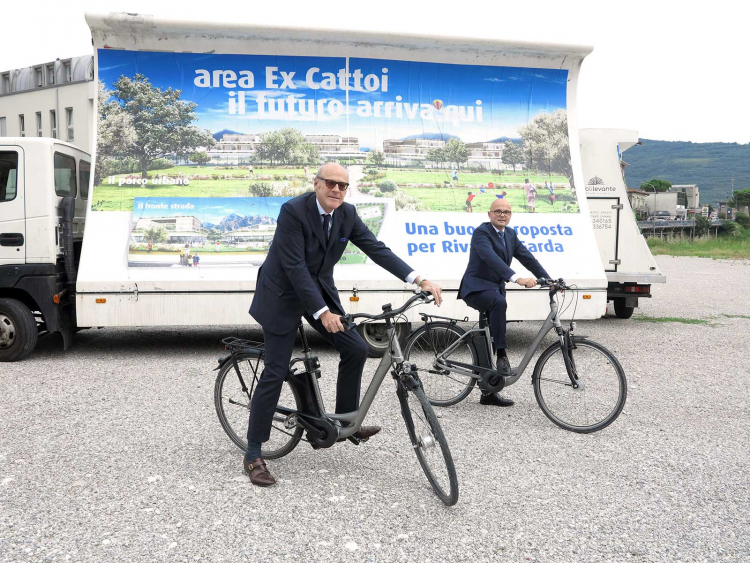 „Ein exzellenter Mann“: Heinz Peter Hager (links) über Paolo Signoretti (rechts). Das Bild zeigt die beiden auf PR-Tour in Riva del Garda. Heinz Peter Hager (links) und Paolo Signoretti