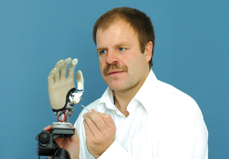 Hubert Egger mit Handprothese