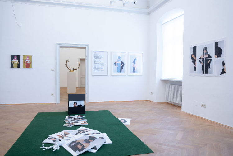 Fotografischer und literarischer Essay über das Älterwerden von Hanna Battisti und Erika
Wimmer Mazohl. Tiere, die uns ähnlich sehen, gemalt von Andrea G. Zingerle.