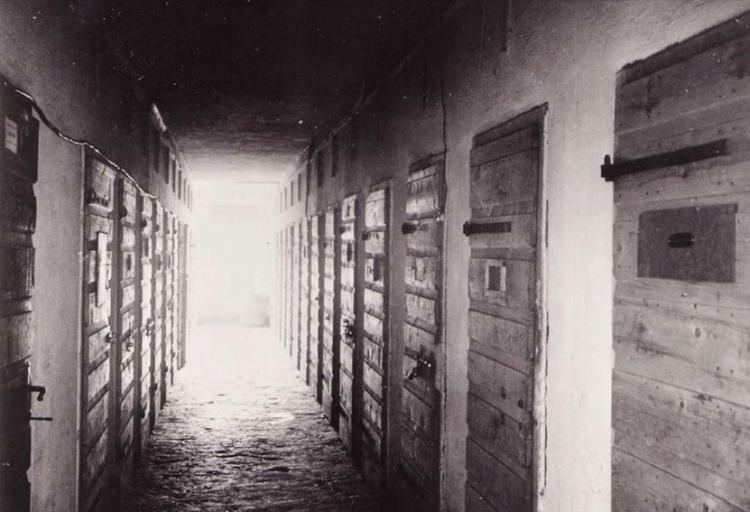 Die Zellen im Lager von Bozen (in einer Aufnahme, die nach dem Zweiten Weltkrieg entstanden ist): 9.500 Menschen waren darin interniert, 3.800 wurden nach Mauthausen, Dachau oder Auschwitz deportiert.