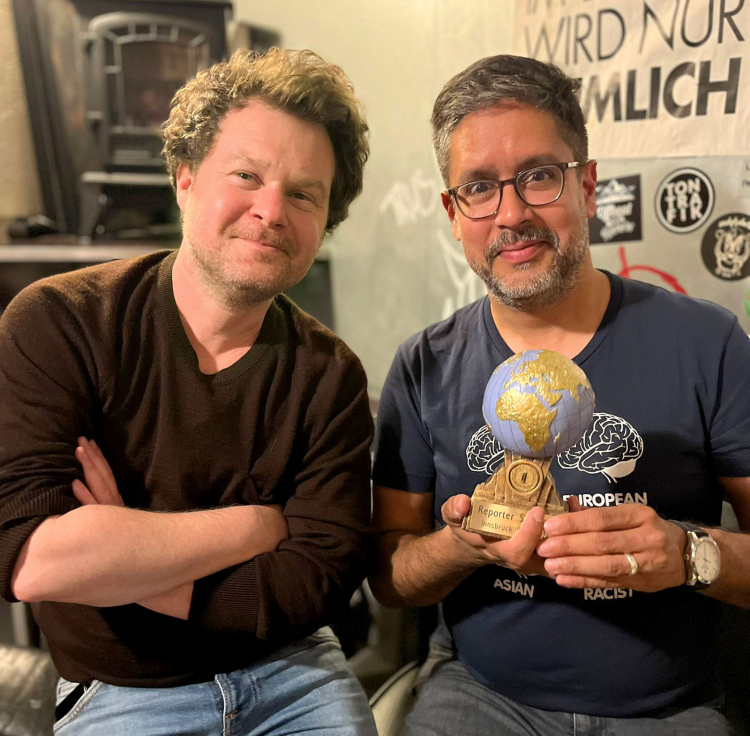 Glückwunsch! Der alte und der neue Reporterslampion: 2023 gewann ff-Redakteur Andrej Werth (links) den Titel beim Journalismusfest in Innsbruck, dieses Jahr der deutsche Journalist und Buchautor Hasnain Kazim.