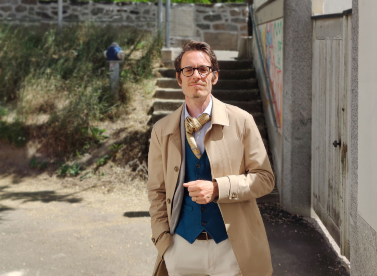 Heute zeigt sich Andrés Carlos Pizzinini
in Krawatte, Weste und Trenchcoat: „Als Jugendlicher war ich ein Rowdy.“