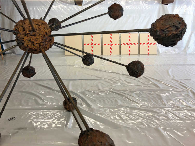 Julia Bornefeld ist mit dem Atelier in die Garage umgezogen: Eine ihrer letzten Arbeiten ist ein Objekt, das einem Virus ähnlich schaut. Julia Bornefelds Atelier