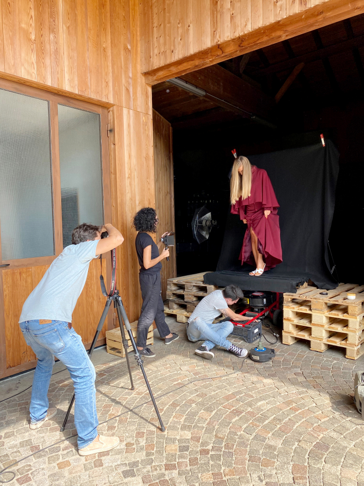Arbeit an der neuen Imagekampagne der ff: Alexander Alber an der Kamera, Sabine Rainer (links) am Licht und Daniel Bologna (am Boden) an der Windmaschine, die ordentlich Bewegung ins Bild bringen soll.
Imagekampagne