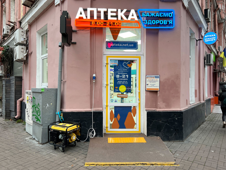 Der Strom kommt aus Generatoren oder Akkus, er ist Mangelware in Kyjiw: Wenn die Pumpen stillstehen, erreicht das Wasser
den vierten Stock nicht mehr – dann bleiben die Wäsche ungewaschen und die Wohnung kalt.