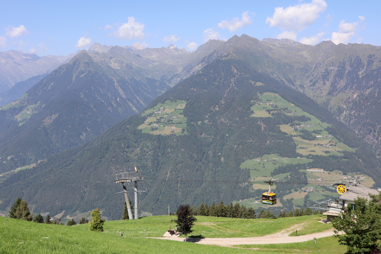 Der Taser-Höhenweg am Schennaberg verbindet die Weiler Videgg und Tall im Hirzergebiet mit Falzeben oberhalb von Hafling. Taser-Höhenweg