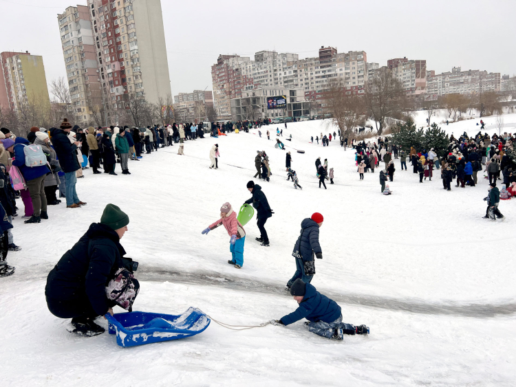 Einen Moment abschalten, einen Moment Kind sein: Im Kyjiwer Stadtteil Trojeschtschyna, der von den Stromabschaltungen besonders schwer betroffen ist, ...