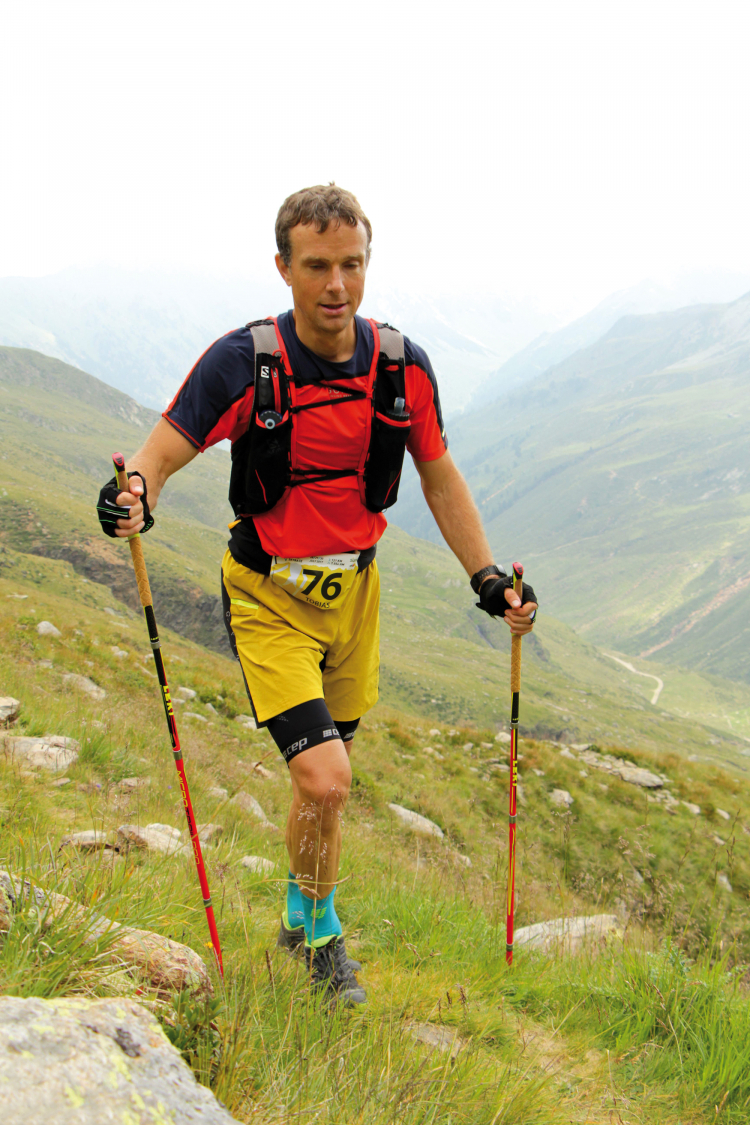 121 Kilometer und 7.554 Höhenmeter in gut 29 Stunden: Tobias Hürter auf dem Weg zum höchsten Punkt des Südtirol Ultra Skyrace, und zwar zur Oberen Scharte (2.698 m) unterhalb des Hirzers in den Sarntaler Alpen. Tobias Hürter