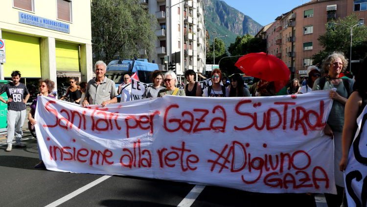 Protest in Bozen gegen den Krieg, den Israel gegen die Palästinenser führt: Seit mehr als zwei Jahren gehen die Demonstranten auf die Straße, der Protest ist eher italienischsprachig.