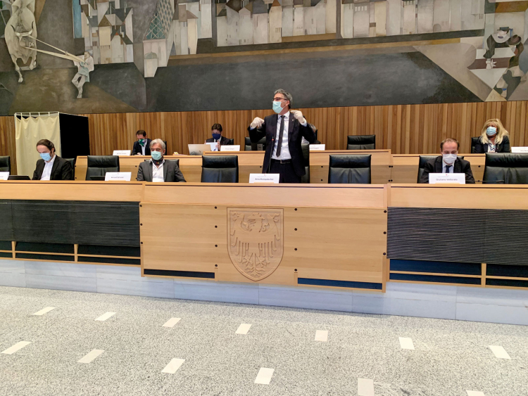 Im ständigen Kampf, das Möglichste möglich zu machen: Landeshauptmann Arno Kompatscher stellt am 15. April im Landtag die Maßnahmen zur Krisenbewältigung vor. Landtag Krisenbewältigung