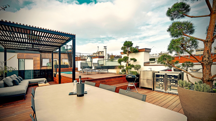 Die neuesten Trends zeigen: Design, Komfort und Flexibilität müssen sich nicht mehr ausschließen. Der Außenbereich wird zum zweiten Wohnzimmer. Eine Outdoor-Küche lässt die Lebensräume auch beim Essen verschmelzen. Die neuesten Trends