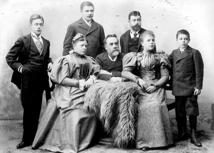 Familienszene um 1890 (von links): Robert, Maria, Hanns jun., der Ahnvater Hanns sen., Franz, Mimi und Wolfgang Heiss, der Nachzügler, der später das Hotel übernimmt, als alle vor dem Patriarchen fliehen. Heiss - Elephant