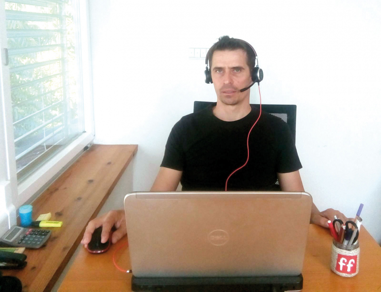 Im Homeoffice (rechts): Karl Hinterwaldner beleuchtet in der aktuellen Titelgeschichte die Vor- und Nachteile von Homeoffice für die Arbeitswelt. Der Artikel selbst ist auch im Homeoffice entstanden. Karl Hinterwaldner im Homeoffice