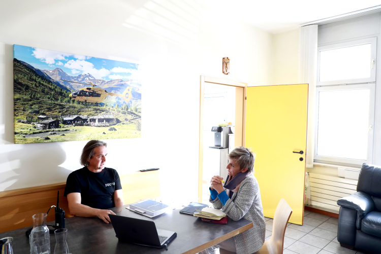 Die Olympischen Spiele versetzen den Sanitätsbetrieb in einen Ausnahmezustand.
Aber kann auch die Südtiroler Bevölkerung in der Zeit medizinisch gut versorgt werden? Das hat Alexandra Aschbacher den Primar Marc Kaufmann gefragt.
Ab Seite 24