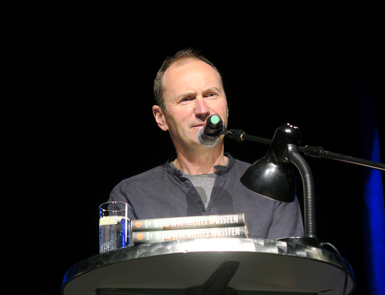 Horst Moser ist Unternehmer und Schriftsteller, er schreibt in der Nacht: „Dieses
Eintauchen in andere Welten,
in andere Leben.“ Horst Moser