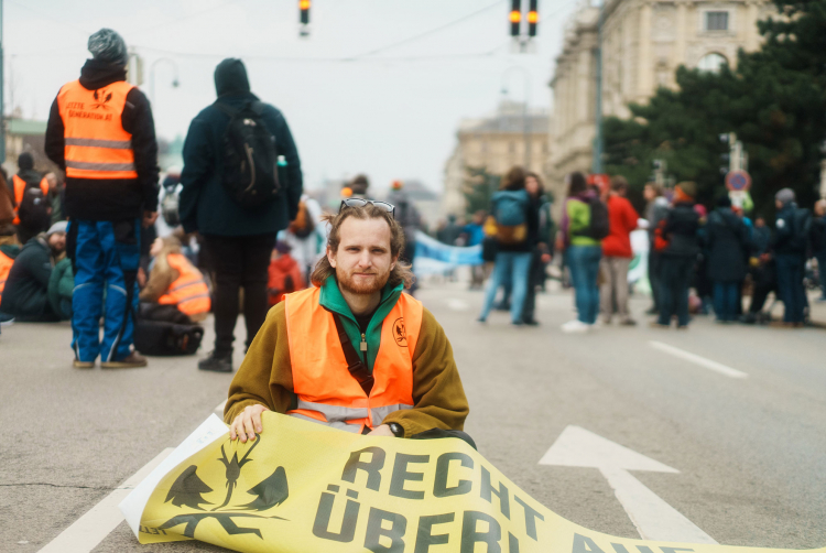 Normalerweise macht Klimaaktivist und Fotograf Moritz Holzinger Fotos für die „Letzte Generation“: Hier klebt er sich auch mal auf die Straße.