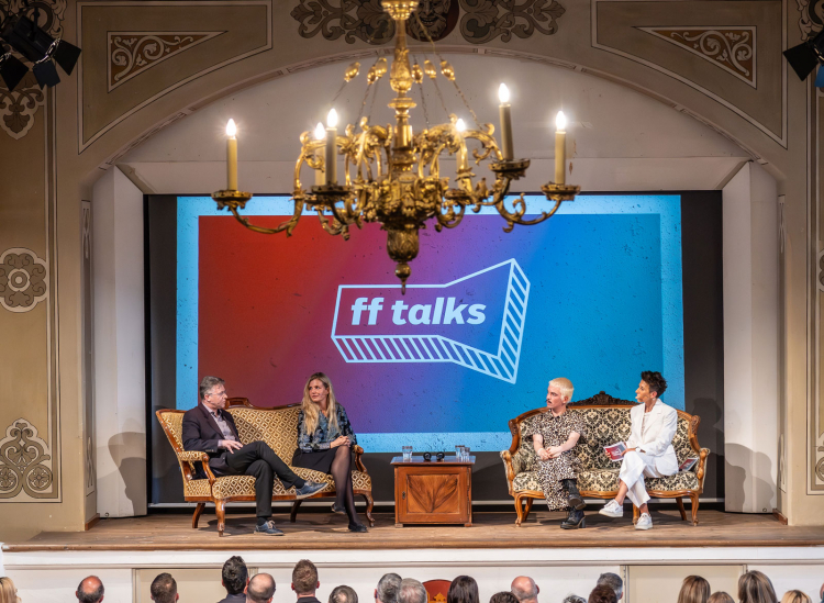 Über 250 Gäste waren bei den ff-Talks im Vinzentinum in Brixen dabei. ff-Direktorin Verena Pliger (rechts) diskutierte mit Martin M. Lintner (links), Johanna Degen und Ole Liebl über alternative Beziehungsmodelle.