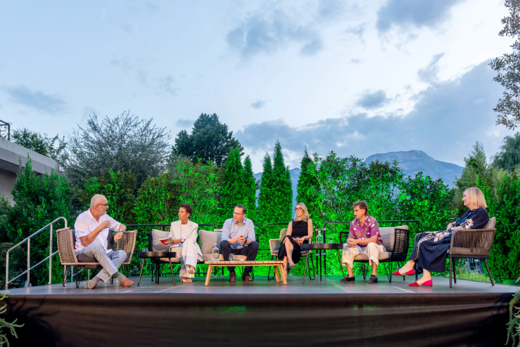 Verena Pliger (2. von links) diskutierte bei den ff-Talks in der Landschaftsgärtnerei Rottensteiner in Bozen zum Thema
„Vision Erziehung“. Gäste am Podium: Norbert F. Schneider, Daniel Wolff, Evi Hilpold, Christof Fauster und Petra Wallnöfer.