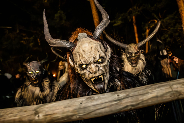 Die dunklen Gestalten mit leuchtenden Augen warten vor den Toren des Eisplatzes auf ihren Auftritt beim diesjährigen Schaulauf in Tartsch – die „Krampusgruppe Glurns“.