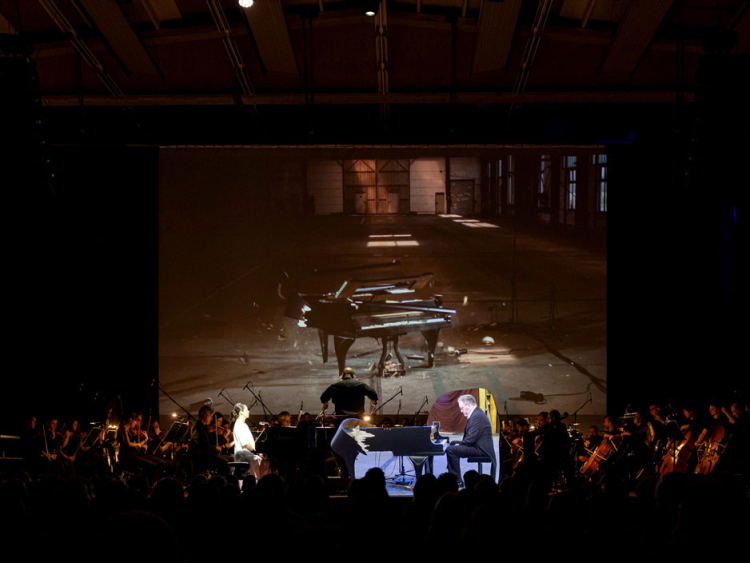 25. Ausgabe von Transart: Eröffnung mit Haydn Orchester im Ex-Masten mit Musik und Videoprojektion.