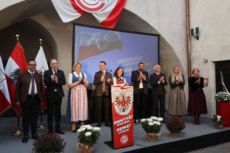 Die Ehrengäste auf der Landesversammlung der Südtiroler Freiheit, ganz links: der umstrittene Rechtsaußen Gerald Grosz.