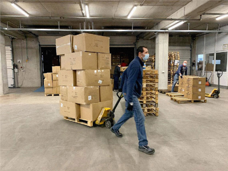 Die erste Lieferung an Schutzmaterial traf am 24. März 2020 in Südtirol ein. Am selben Tag gab der Sanitätsbetrieb die zweite Tranche in Auftrag. Das Geld dafür ist bis heute nicht bezahlt worden.