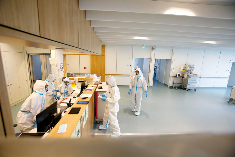 Die Schutzausrüstung samt Masken wird im Südtiroler Sanitätsbetrieb knapp – zumal das
Versicherungsinstitut gegen Arbeitsunfälle (Inail) die Chinamasken aus dem Verkehr gezogen hat. Schutzausrüstung