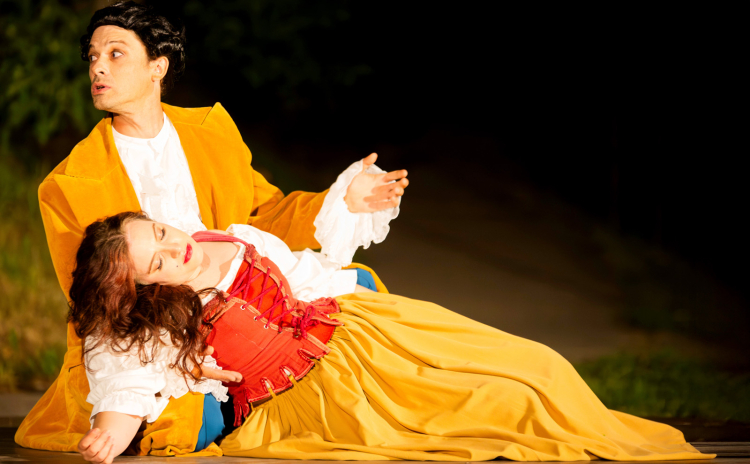 Immer Ärger mit den Weibern: Der Cavaliere (Hermann Bedke) und Mirandolina (Anna Fink). Freilichttheater