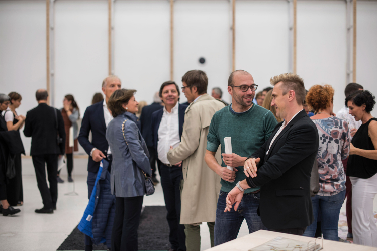 Hannes Egger, Stefano Cagol (rechts der Bildmitte), und Patrizia Spadafora, Paolo Campestrini, Paolo Berloffa (links der Bildmitte).
Ausstellung „Hämatli & Patriae“