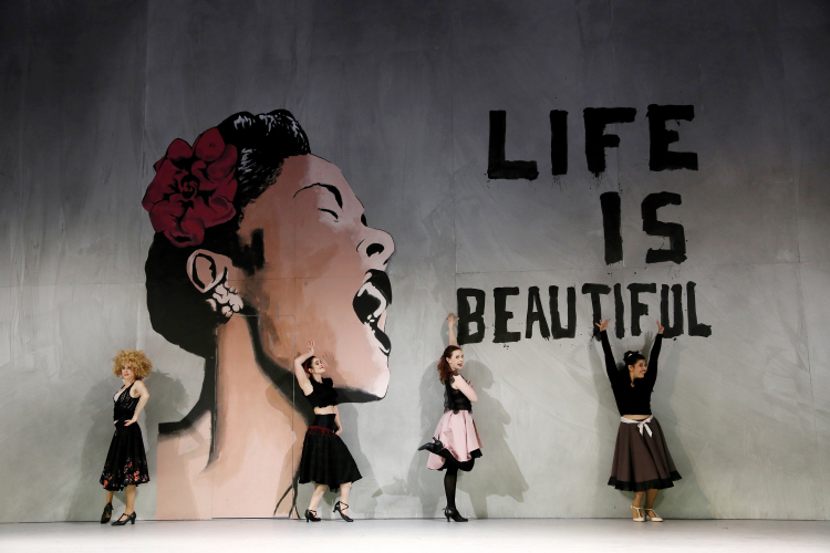 Liebe in Zeiten der Großstadt-Neurotik: Während Puerto Ricos Frauen vor Banksy-Graffiti feiern, .... Musical