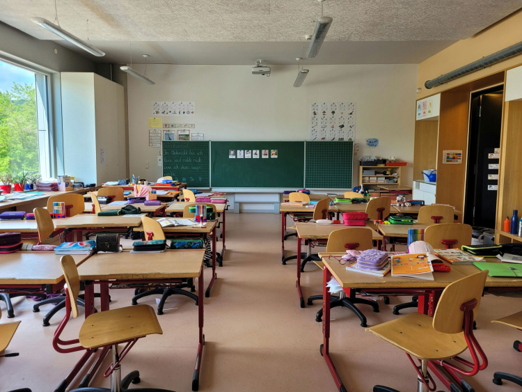 „Viele Menschen“, so die ehemalige Lehrerin Stefani, „sehen nur die Oberfläche, die Ferien, die kurzen Tage. Was viele aber nicht sehen: „die Nächte voller Vorbereitung, die Gespräche mit Eltern, die Verantwortung für Kinder mit ganz unterschiedlichen Bedürfnissen“.
