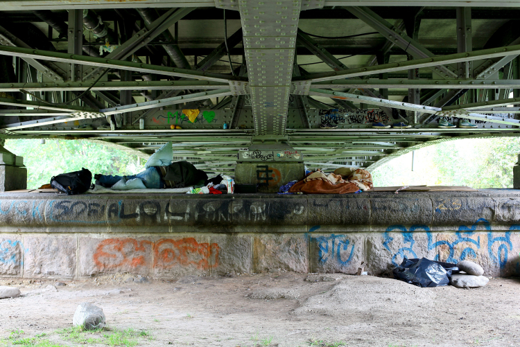 Für viele Obdachlose kam der Kälteeinbruch dieses Jahr sehr plötzlich (hier zu sehen unter einer Brücke). Bozen hat die letzten verfügbaren Notfallschlafplätze geöffnet.