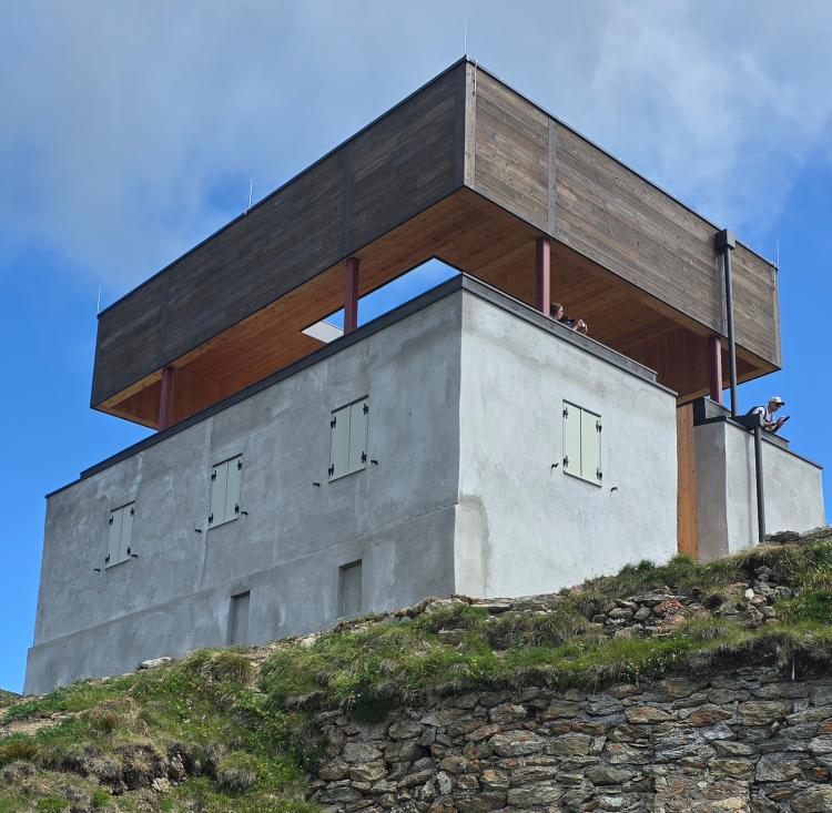 Bis vor Kurzem Ruine, heute weiß gekalkt und überdacht mit einer dicken Aussichtsplattform aus Lärchenholz: Das Helmhaus hätte ein Kulturprojekt werden sollen. Ob das gelungen ist?