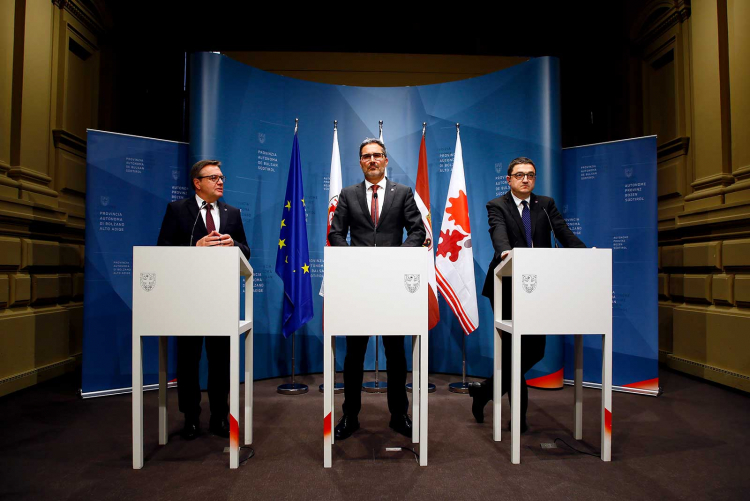 Landeshauptleute ohne Macht? Arno Kompatscher (Mitte) und Maurizio Fugatti (rechts) mit dem Ex-Tiroler Landeshauptmann Günther Platter.