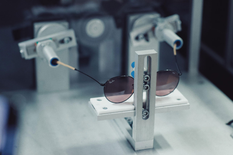 In Belluno sollen ab 2027 erstmals intelligente Ray-Ban-Brillen von Essilor Luxottica gefertigt werden. Im Bild die Herstellung einer normalen Brille.