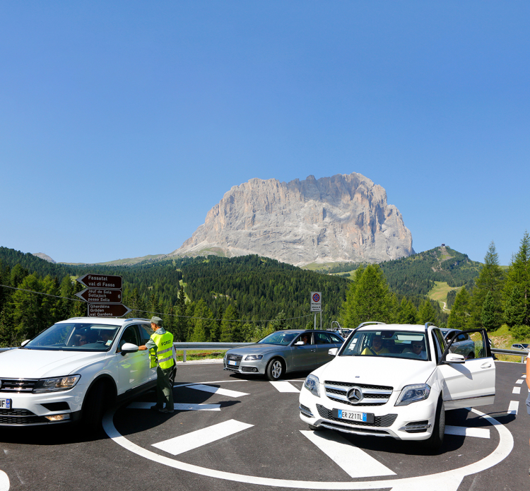Autoverkehr auf den Dolomitenpaessen