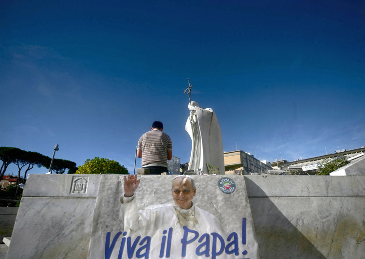 Vor dem Krankenhaus, in dem er vor einigen Tagen an der Lunge operiert worden ist, haben Menschen für die Genesung von Leo XIV. gebetet: „Der Papst gibt Orientierung in fundamentalen Fragen der Zeit.“